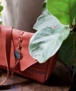 Túi Da Thủ Công Màu Cam Đất – Nhẹ Nhàng Mà Nổi Bật