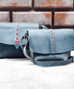 Túi Da Handmade Màu Xanh – Phá Cách Với Sắc Đỏ Ẩn Mình