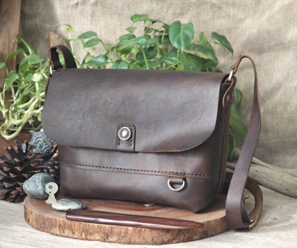 Túi Đeo Chéo Da Bò thật thủ công Vintage – Sắc Nâu Cafe trầm mặc và cổ điển