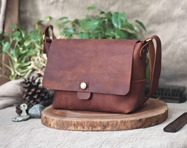 Túi Da Thật Handmade Messenger Bag – Mộc Mạc, Bền Đẹp Theo Thời Gian